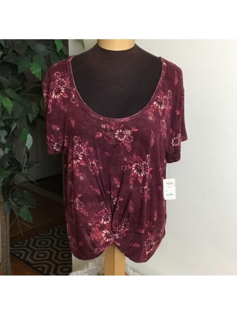 Mudd Women’s Large Burgundy Floral Twist Front Short Sleeve Tee NWT